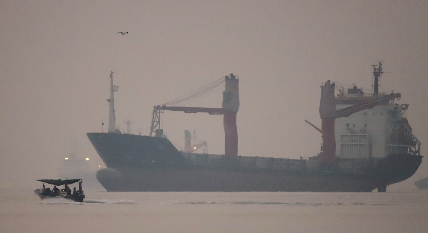 Iran, attaccata una nave nello stretto di Hormuz: l’Oman ha evacuato l’equipaggio Iran, attaccata una nave nello stretto di Hormuz: l’Oman ha evacuato l’equipaggio