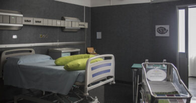 Neonato morto dopo il parto a Napoli, arrestato il primario e sospesi tre medici