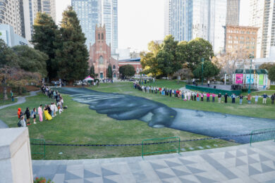 Foto aerea mostra il progetto "Beyond Walls" dell'artista franco-svizzero Saype presso gli Yerba Buena Gardens di San Francisco (Bronte Wittpenn/San Francisco Chronicle via AP)