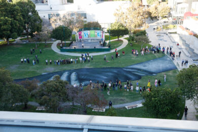 Foto aerea mostra il progetto "Beyond Walls" dell'artista franco-svizzero Saype presso gli Yerba Buena Gardens di San Francisco (Bronte Wittpenn/San Francisco Chronicle via AP)