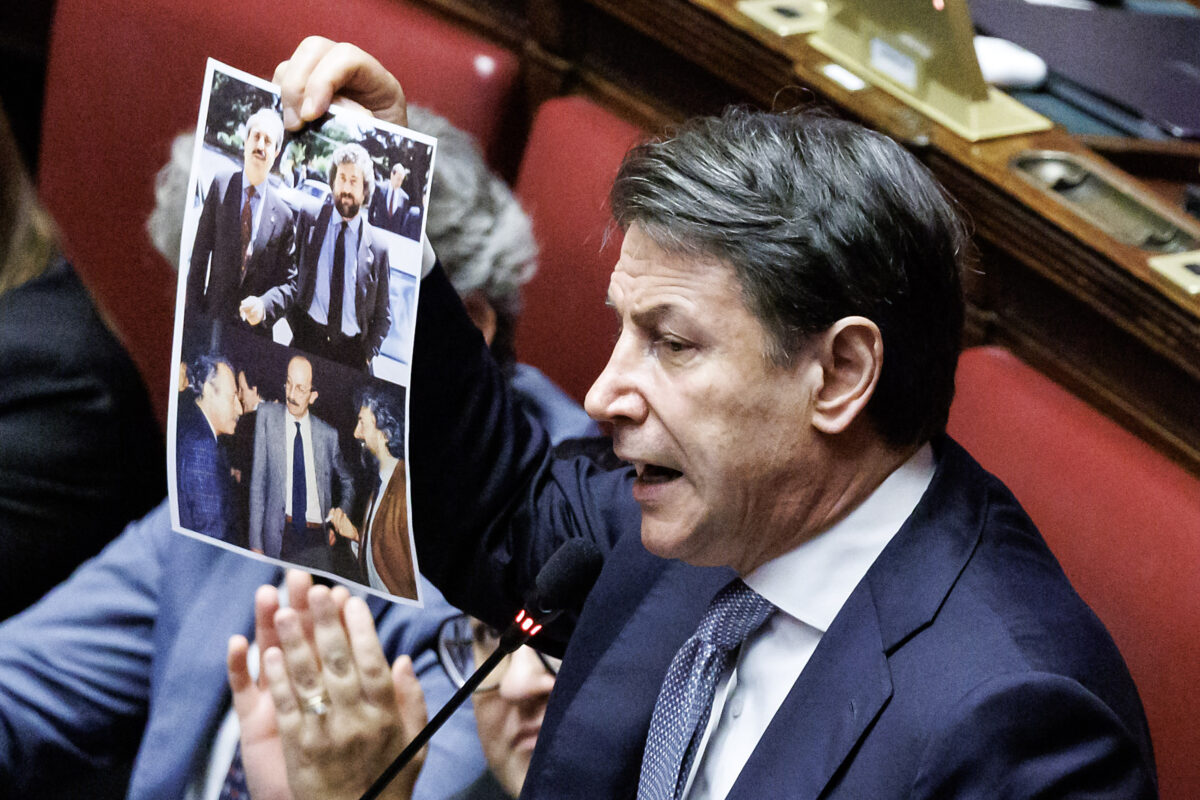 Galleria foto 'Riforma elettorale, tensione in aula, l’opposizione mostra i cartelli “Legge Truffa”' - foto 2