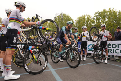 I corridori salutano Damiano Caruso in occasione dell'ultima gara della sua carriera durante la 110ª edizione del Gran Piemonte 2026, una corsa in linea di 185 km da Asti a Bra, l'8 ottobre 2026 in Italia. (Foto di Fabio Ferrari/LaPresse)