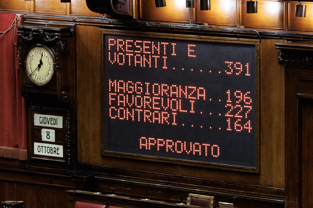 Galleria foto 'Riforma elettorale, tensione in aula, l’opposizione mostra i cartelli “Legge Truffa”' - foto 4