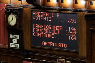 Il tabellone della alla Camera dei deputati l’esito del voto finale sul ddl legge elettorale, (Foto Roberto Monaldo / LaPresse)