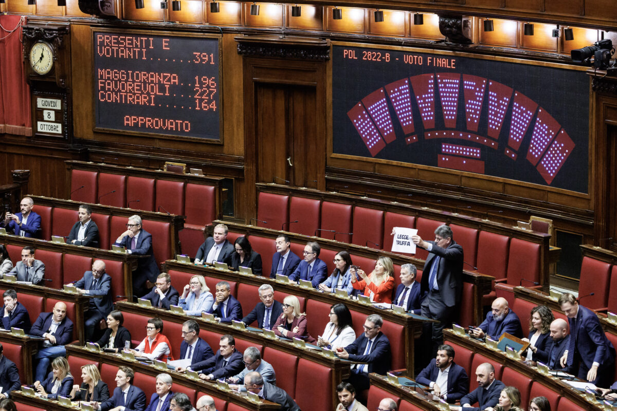 Galleria foto 'Riforma elettorale, tensione in aula, l’opposizione mostra i cartelli “Legge Truffa”' - foto 5