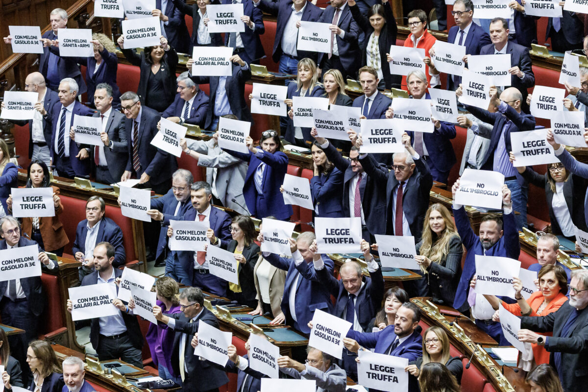 Galleria foto 'Riforma elettorale, tensione in aula, l’opposizione mostra i cartelli “Legge Truffa”' - foto 6