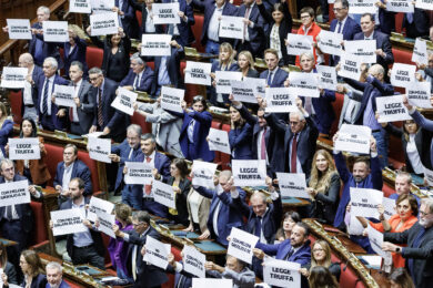 La protesta delle opposizioni durante il voto finale sul ddl legge elettorale alla Camera dei deputati (Foto Roberto Monaldo / LaPresse