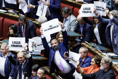 La protesta delle opposizioni durante il voto finale sul ddl legge elettorale alla Camera dei deputati (Foto Roberto Monaldo / LaPresse