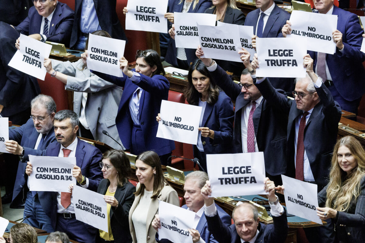 Galleria foto 'Riforma elettorale, tensione in aula, l’opposizione mostra i cartelli “Legge Truffa”' - foto 8