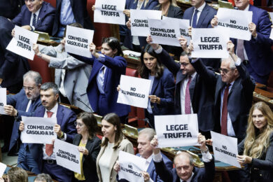 La protesta delle opposizioni durante il voto finale sul ddl legge elettorale alla Camera dei deputati (Foto Roberto Monaldo / LaPresse