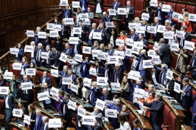 La protesta delle opposizioni durante il voto finale sul ddl legge elettorale alla Camera dei deputati (Foto Roberto Monaldo / LaPresse