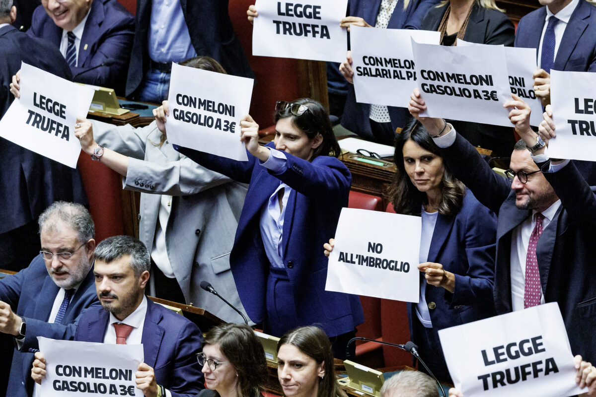 Galleria foto 'Riforma elettorale, tensione in aula, l’opposizione mostra i cartelli “Legge Truffa”' - foto 10