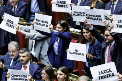 La protesta delle opposizioni durante il voto finale sul ddl legge elettorale alla Camera dei deputati (Foto Roberto Monaldo / LaPresse