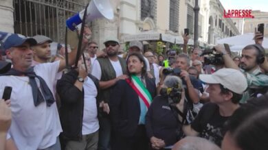 Campi Flegrei, il documento dei manifestanti per il Governo viene consegnato da chi ha perso la casa dopo il sisma