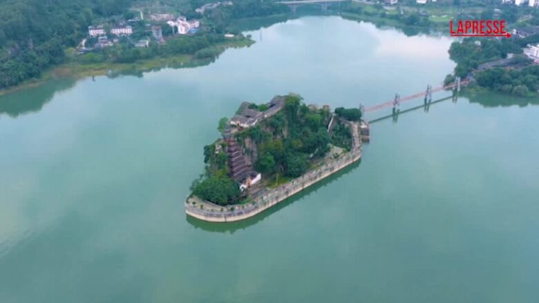 Cina: la meravigliosa pagoda di Shibaozhai, circondata dal fiume Yangtze