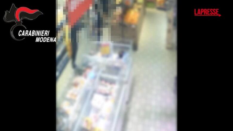 Modena, furto in supermercato: identificati e denunciati 10 studenti