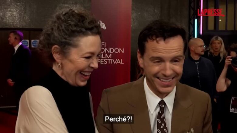 Cinema, il siparietto tra Andrew Scott e Olivia Colman alla presentazione di 'Elsinore': "Organizzerò io la tua festa di compleanno!"