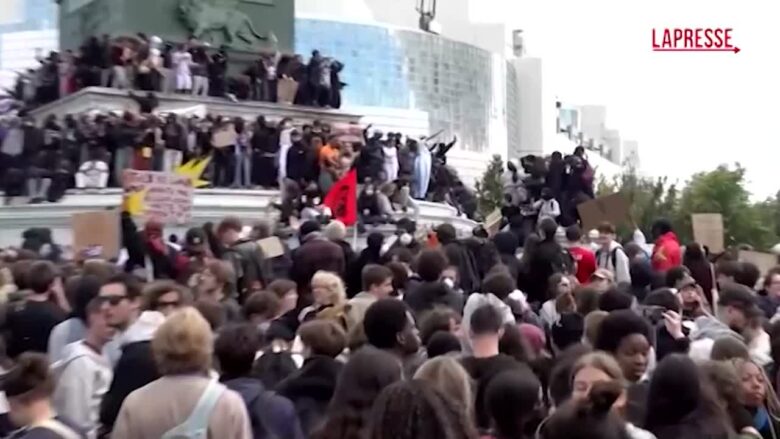 Francia, la protesta degli studenti alla Bastiglia: scontri con la polizia