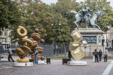 Sculture giganti a forma di cibo in piazza Solferino a Torino - (Foto Daniele Solavaggione/LaPresse)