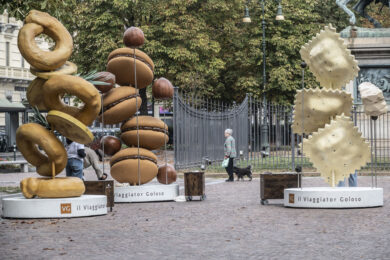Sculture giganti a forma di cibo in piazza Solferino a Torino. La campagna pubblicitaria firmata "il viaggiator goloso" ritrae Agnolotti, taralli e baci di dama. giovedì 08 ottobre 2026. (foto by Daniele Solavaggione/LaPresse) Giant food sculptures in Piazza Solferino in Turin. The advertising campaign, designed by "il viaggiator goloso," features agnolotti, taralli, and baci di dama. thursday 08 october 2026 (Photo by Daniele Solavaggionei/Lapresse)
