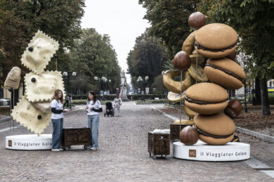 Sculture giganti a forma di cibo in piazza Solferino a Torino - (Foto Daniele Solavaggione/LaPresse)