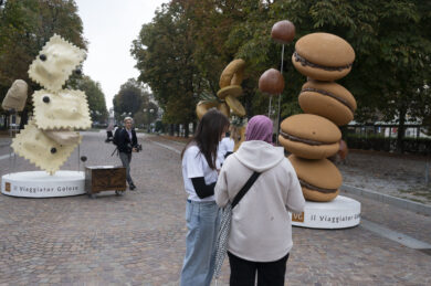 Sculture giganti a forma di cibo in piazza Solferino a Torino - (Foto Daniele Solavaggione/LaPresse)