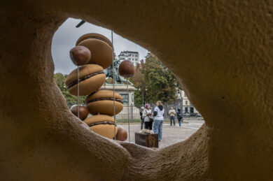 Sculture giganti a forma di cibo in piazza Solferino a Torino - (Foto Daniele Solavaggione/LaPresse)