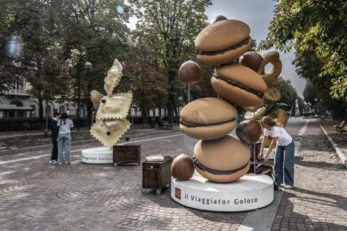 Sculture giganti a forma di cibo in piazza Solferino a Torino - (Foto Daniele Solavaggione/LaPresse)