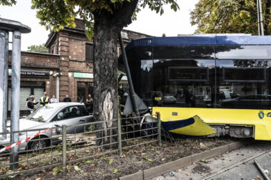 Tram della linea 16 urtato da un furgone deraglia in corso einaudi angolo corso galilleo ferraris, danneggiando alcune auto parcheggiate - giovedì 08 ottobre 2026. ( Foto Daniele Solavaggione/LaPresse)