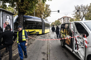 Tram della linea 16 urtato da un furgone deraglia in corso einaudi angolo corso galilleo ferraris, danneggiando alcune auto parcheggiate - giovedì 08 ottobre 2026. ( Foto Daniele Solavaggione/LaPresse)