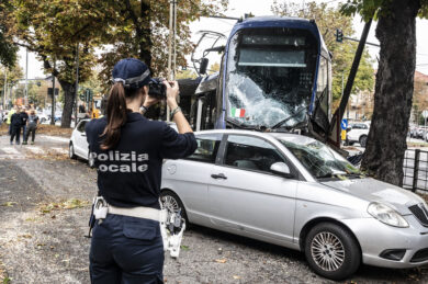 Tram della linea 16 urtato da un furgone deraglia in corso einaudi angolo corso galilleo ferraris, danneggiando alcune auto parcheggiate - giovedì 08 ottobre 2026. ( Foto Daniele Solavaggione/LaPresse)