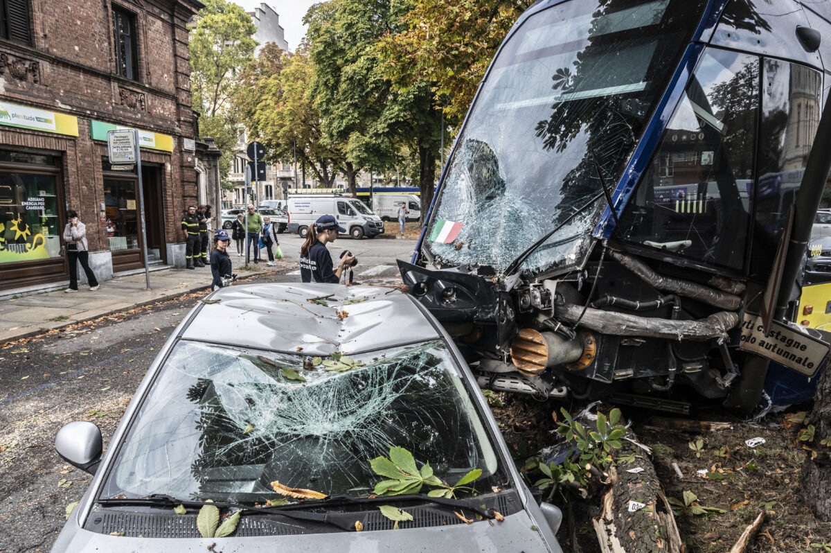 torino tram deraglia dopo scontro con furgone e abbatte albero da Lapresse.it torino tram deraglia dopo scontro con furgone e abbatte albero
