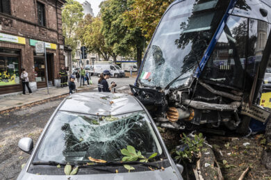 Tram della linea 16 urtato da un furgone deraglia in corso einaudi angolo corso galilleo ferraris, danneggiando alcune auto parcheggiate - giovedì 08 ottobre 2026. ( Foto Daniele Solavaggione/LaPresse)
