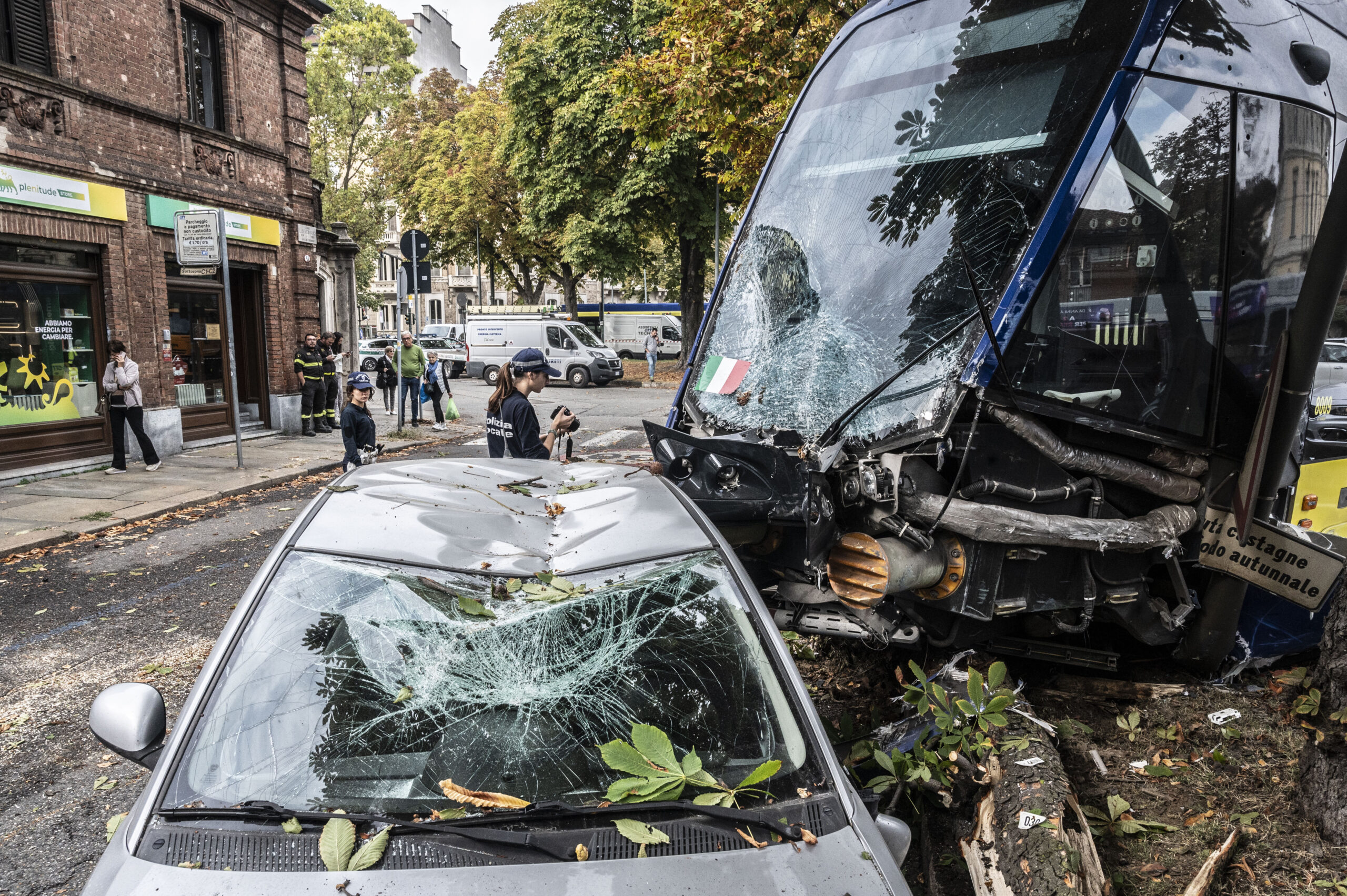 Torino, tram deraglia dopo scontro con furgone e abbatte albero Torino, tram deraglia dopo scontro con furgone e abbatte albero