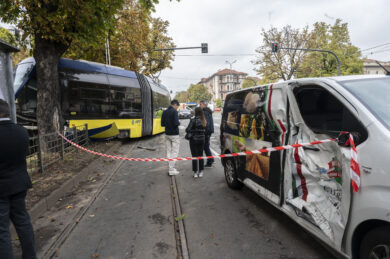 Tram della linea 16 urtato da un furgone deraglia in corso einaudi angolo corso galilleo ferraris, danneggiando alcune auto parcheggiate - giovedì 08 ottobre 2026. ( Foto Daniele Solavaggione/LaPresse)