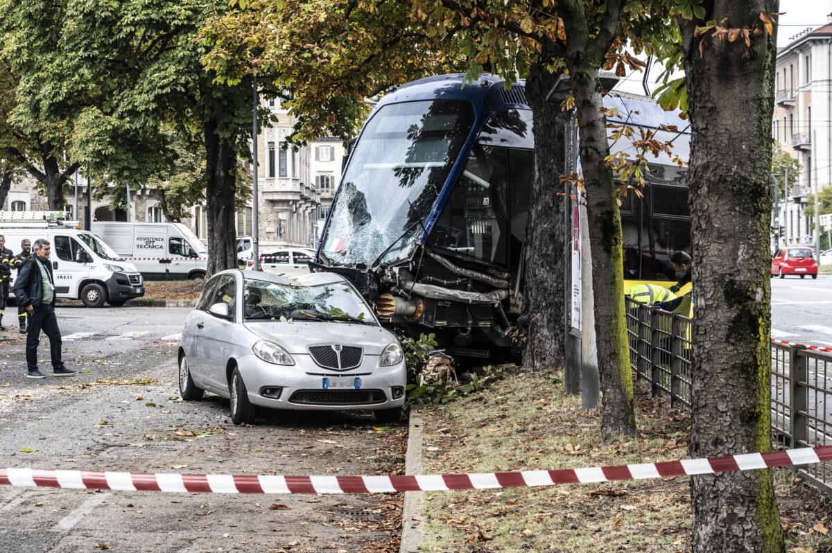 Galleria foto 'Torino, tram deraglia dopo scontro con furgone e abbatte albero' - foto 6