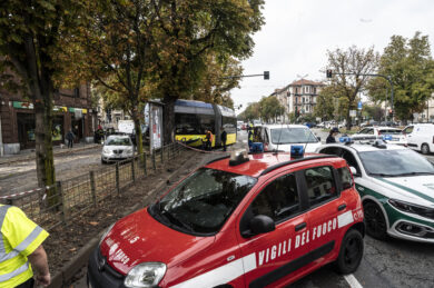 Tram della linea 16 urtato da un furgone deraglia in corso einaudi angolo corso galilleo ferraris, danneggiando alcune auto parcheggiate - giovedì 08 ottobre 2026. ( Foto Daniele Solavaggione/LaPresse)
