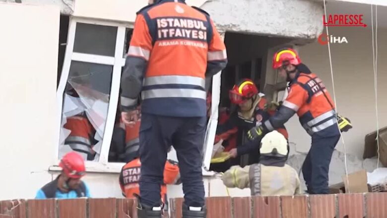 Turchia, crolla edificio di sette piani a Istanbul: persone intrappolate tra le macerie