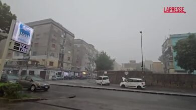 Napoli, bomba d'acqua colpisce la città: strade allagate e traffico in tilt