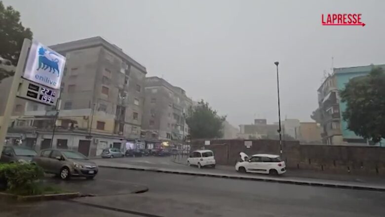 Napoli, bomba d'acqua colpisce la città: strade allagate e traffico in tilt
