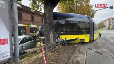 Torino, tram deraglia in corso Einaudi dopo incidente con un furgone: feriti lievi