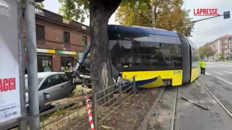 Torino, tram deraglia in corso Einaudi dopo incidente con un furgone: feriti lievi