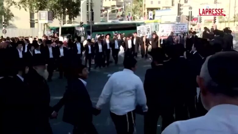 Gerusalemme, la protesta degli ultraortodossi contro gli arresti dei renitenti alla leva