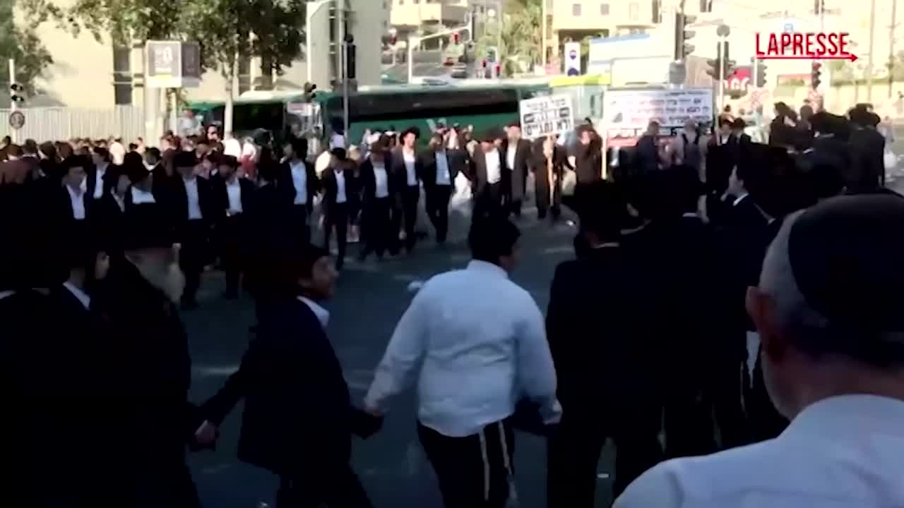 Gerusalemme, la protesta degli ultraortodossi contro gli arresti dei renitenti a
