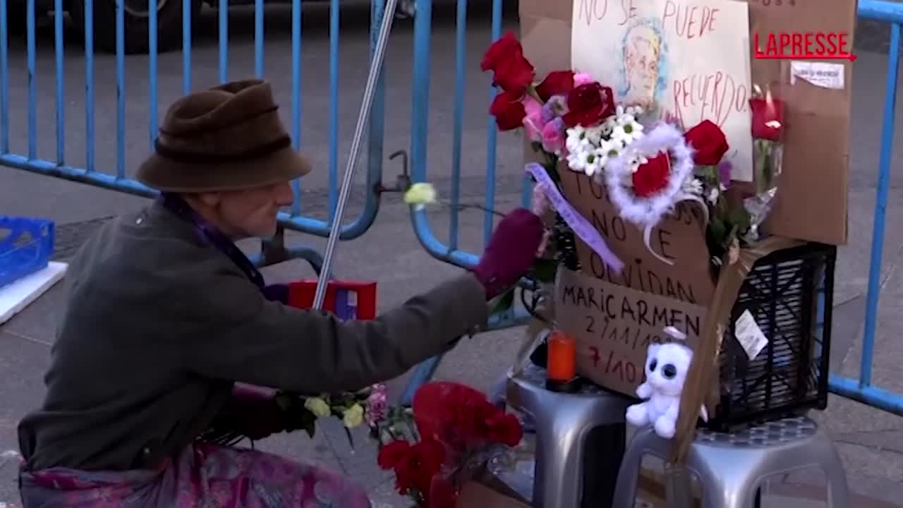 Spagna, a Madrid omaggio a Maricarmen: fiori e candele a Puerta del Sol