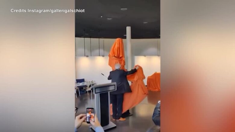 Statua di Trump all'Eurocamera a Strasburgo, l'artista: "Questo è il re dell'ingiustizia"