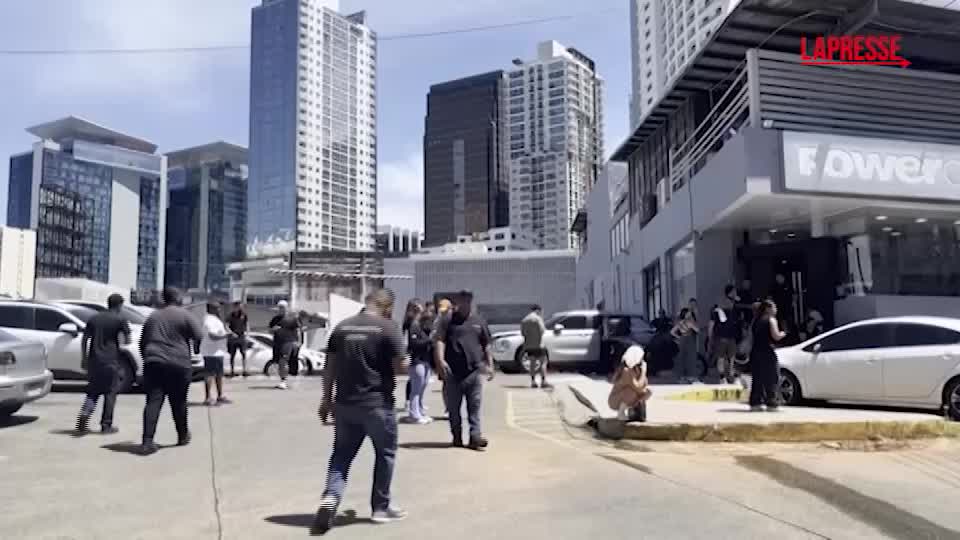 Terremoto a Panama: persone in strada dopo la forte scossa