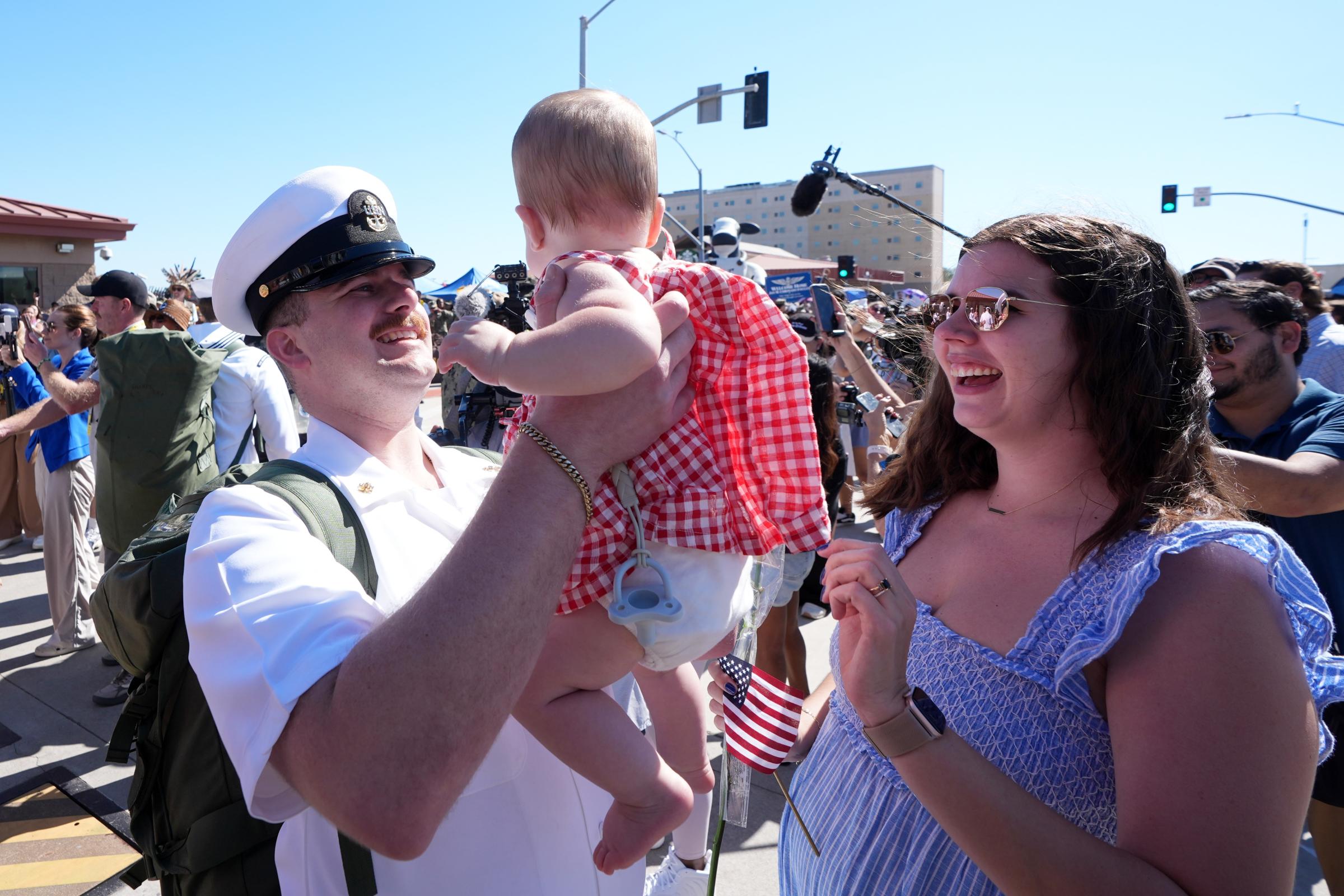 La portaerei USS Lincoln rientra alla base di Coronado in California