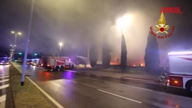 Firenze, incendio nel deposito di Autolinee Toscane: 12 autobus distrutti e 7 danneggiati