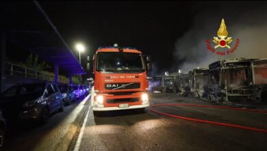 Firenze, incendio in deposito At distrugge 12 autobus